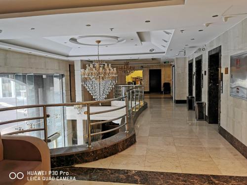 a lobby of a hotel with a chandelier at ديار المشاعر الهداية الفندقية Diyaralmashaer Al-Hadiyah Hotel in Makkah