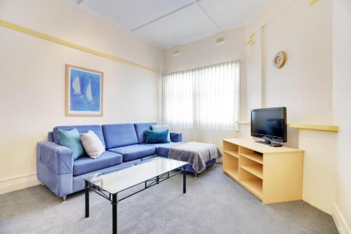 TV a/nebo společenská místnost v ubytování Bayview Apartments Glenelg