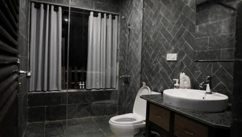 Phòng tắm tại Bakhan Village Resort