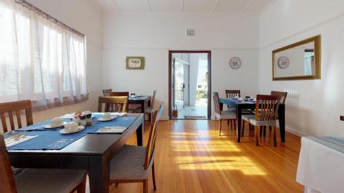 a dining room with a table and chairs at Port View Guest House in Cape Town