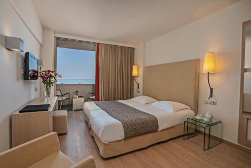 Postel nebo postele na pokoji v ubytování Kriti Beach Hotel