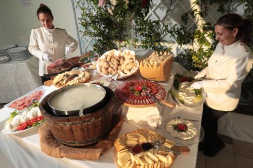 a couple of people standing around a table with food at Edra Palace Hotel & Ristorante in Cassino