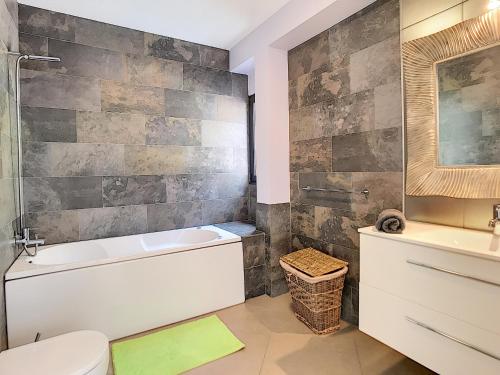 Ванная комната в Villa do Paul by LovelyStay