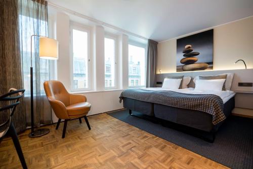 una camera con letto, sedia e finestre di Hotel Birger Jarl a Stoccolma
