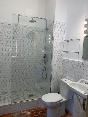e bagno con doccia, servizi igienici e lavandino. di Sant Roc a Mahón