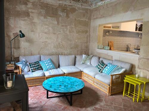 a living room with a couch and a table at Sant Roc in Mahón