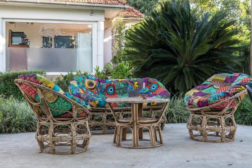 una mesa con 2 sillas y una mesa con una mesa y sillas coloridas en Muti Entebbe, en Entebbe