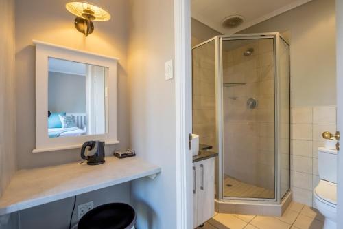 een badkamer met een douche en een toilet bij Unit 12, Greenway Woods, White River in Die Winkler