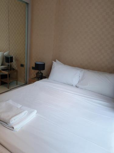 Postel nebo postele na pokoji v ubytování Serenity Condo Wongamat by Patsamon
