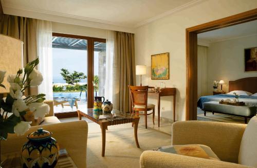 Säng eller sängar i ett rum på Aegean Melathron Thalasso Spa Hotel