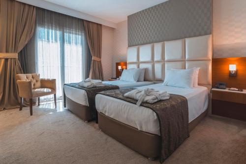 Una cama o camas en una habitación de Riva Reşatbey Luxury Hotel