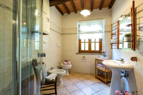 une salle de bain avec toilettes, lavabo et douche dans l'établissement Pietralta, à Gambassi Terme