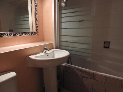 une salle de bain avec un lavabo, une douche et un miroir dans l'établissement Les yeux dans l'océan, au Croisic