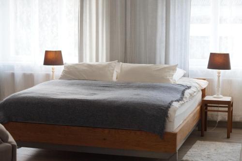 A bed or beds in a room at Loftwohnung beim Winzer - grün & stadtnah - Hund willkommen