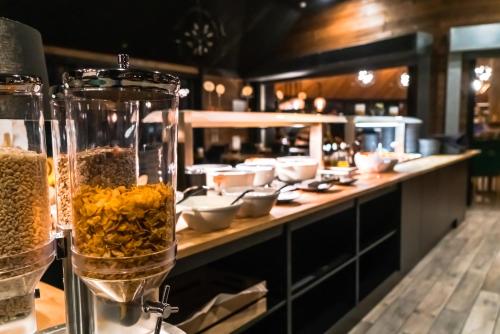 サーリセルカにあるNorthern Lights Village Saariselkäのキッチン(食器入りカウンター付)