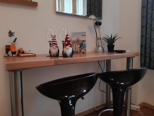 einem Tisch mit zwei schwarzen Stühlen vor einem Tisch in der Unterkunft Apartment Marko in Zagreb