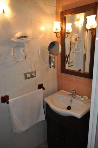 a bathroom with a sink and a mirror at Casa Rural Carpintero in Los Santos