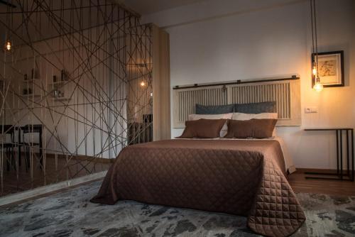 1 dormitorio con 1 cama grande en una habitación en Redondo Loft, en Macedo de Cavaleiros