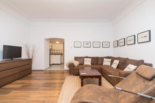Budyně nad OhříにあるBudyne Apartment II.のソファとテレビのあるリビングルーム
