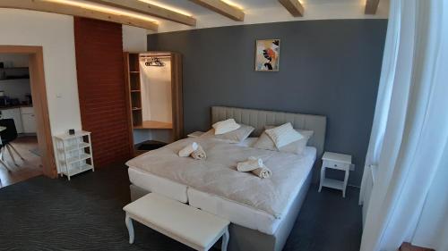 Three Apartmentにあるベッド
