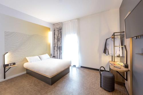 a hotel room with a bed and a window at B&B HOTEL Sainte-Maxime Golfe de Saint Tropez in Sainte-Maxime