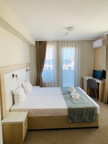 pokój hotelowy z łóżkiem i biurkiem w obiekcie Melia Mar w mieście Sozopol