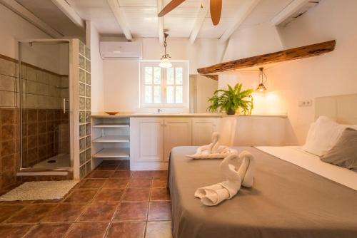 Montecristo的住宿－VILLA MONTECRISTO.，一间卧室配有一张床,一间设有淋浴。