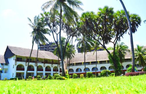Ein Garten an der Unterkunft Reef Hotel Mombasa