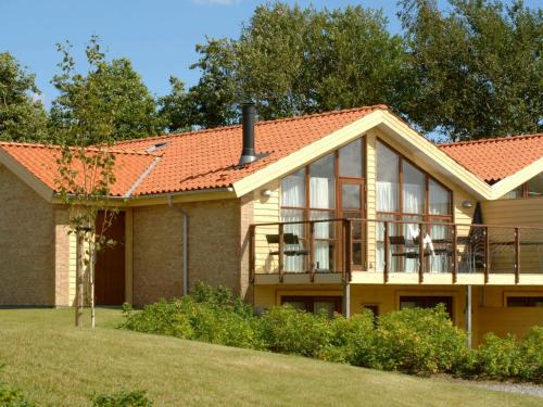 Egernsundにある6 person holiday home in Egernsundの赤屋根の家