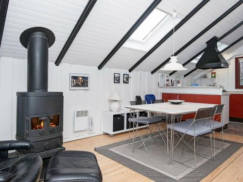 sala de estar con fogones y mesa con sillas en 4 person holiday home in Esbjerg V, en Hjerting