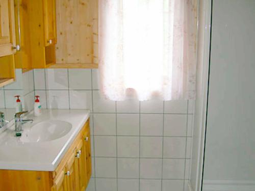 y baño con lavabo y ducha. en Three-Bedroom Holiday home in Nesbyen, en Nesbyen