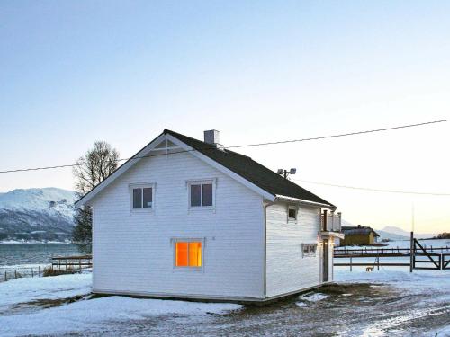 una pequeña casa blanca con ventana naranja en 8 person holiday home in KVAL YA, en Marisletta