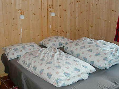 2 almohadas en una cama en una habitación en Three-Bedroom Holiday home in Nesbyen, en Nesbyen