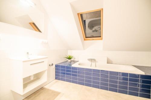 La salle de bains est pourvue d'une baignoire et d'un lavabo. dans l'établissement Apartament Czarna Wieś, à Rajgród