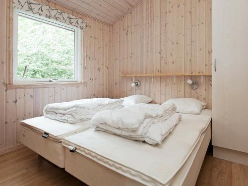 een slaapkamer met 2 bedden en een raam bij Holiday Home Diget in Dannemare