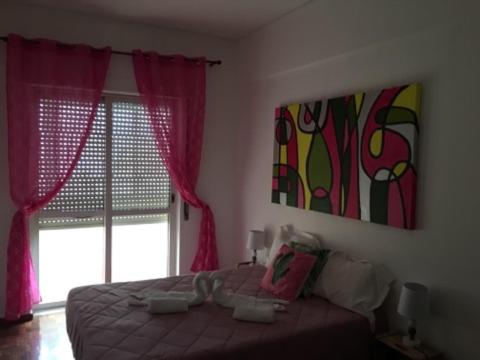 ファロにあるBrother´s Houseのベッドルーム1室(ピンクのカーテンと窓付きのベッド1台付)