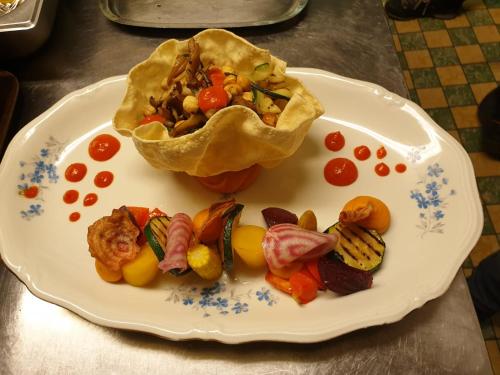 un plato de comida con algo de comida en un panecillo de huevo en Hotel,Herberg & Appartementen de Smidse, en Epen