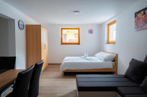 เตียงในห้องที่ PJagodic Apartments & Wellness
