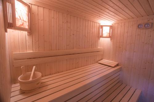 una pequeña sauna de madera con un cubo dentro en Ani Central Inn, en Ereván