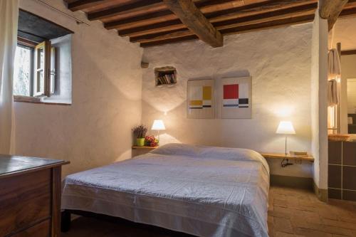 A bed or beds in a room at Podere Campolungo