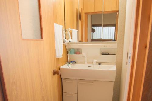 a bathroom with a sink and a mirror at 幽舍の庭 in Izumi-Sano
