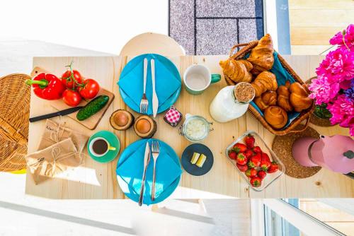 a table with a bunch of food on it at Costa del Kryspi Całoroczne Domy na Wodzie in Cholerzyn