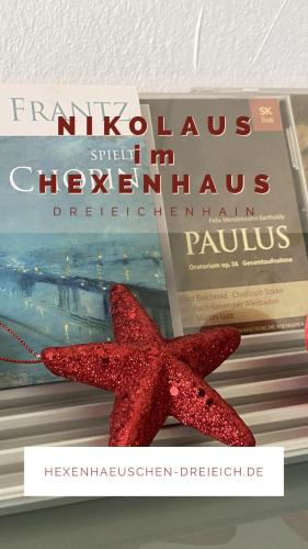 a book and a starfish on a shelf at Hexenhäuschen Dreieichenhain in Dreieich