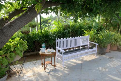 Ein Garten an der Unterkunft Hotel Villa Highnest - Oragadam -Sriperumbudur