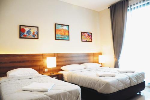 a hotel room with two beds and a window at Rumah Mutiara in Bandung