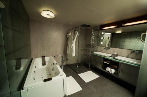 A bathroom at The Gold Beach Resort