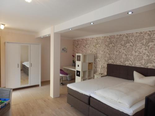un dormitorio con una cama y un escritorio en Design Apartments Bremen, en Bremen
