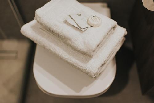 Una pila de toallas encima de un inodoro. en Céntrico estudio junto al Parque García Sanabria, en Santa Cruz de Tenerife