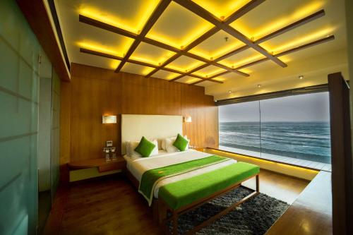 Een bed of bedden in een kamer bij The Gold Beach Resort
