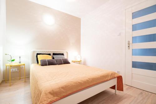 sypialnia z łóżkiem w białym pokoju w obiekcie Apartament Czarna Wieś w Rajgrodzie